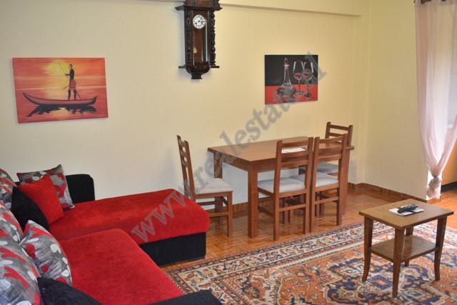 Apartament me qira ne rrugen Ibrahim Rugova perballe Bankes se Shqiperise.
Pozicionohet ne katin e 